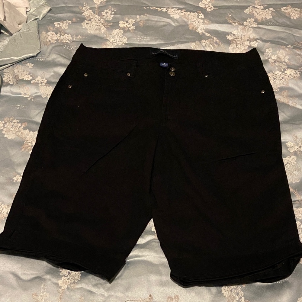 Bandolino Women's Classic Black Bermudas